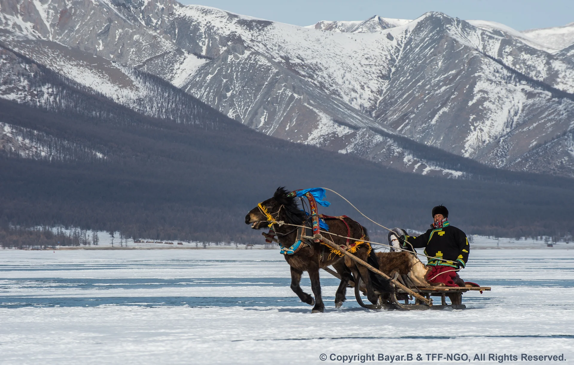 Expedición de invierno sobre los paisajes helados de Mongolia